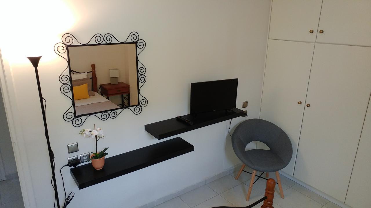 Cozy Apartments Near The Airport Артемида Екстериор снимка